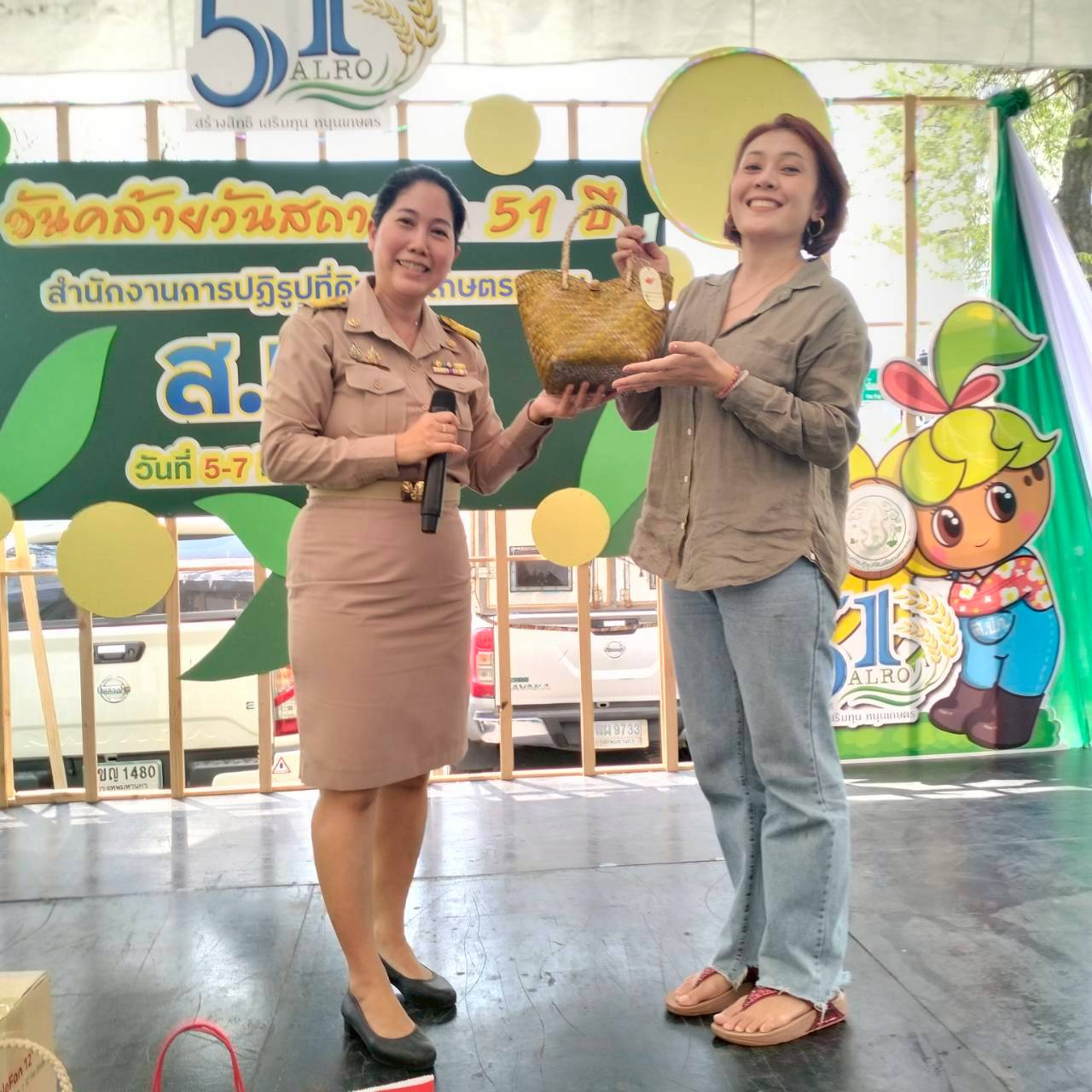 title - คณะทำงานฝ่ายติดตามประเมินผลการจัดงาน วันคล้ายวันสถาปนาสำนักงานการปฏิรูปที่ดินเพื่อเกษตรกรรม (ส.ป.ก.) ครบรอบ 51 ปี เปิดตั้งจุดให้ผู้ร่วมงานได้ร่วมสนุก เล่นเกมส์ และตอบแบบประเมินผลการจัดงาน ผ่านระบบออนไลน์